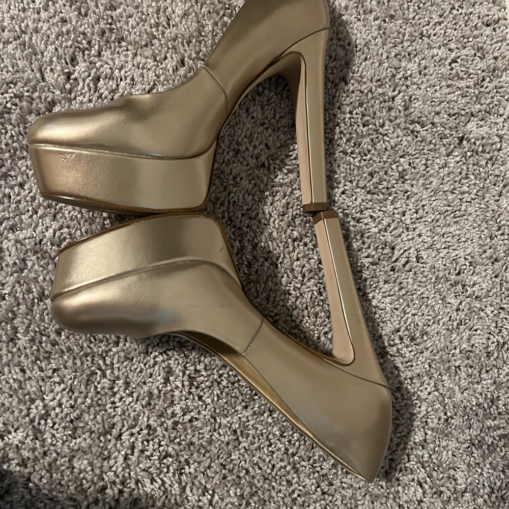 Jessica Simpson size 7.5 medium pearl gold platform heel